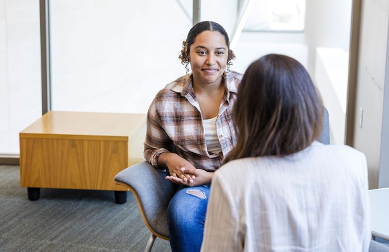 A student talking face to face with a specialist.